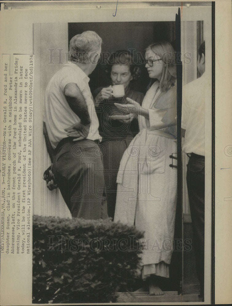 1974 Press Photo Gerald Rudolph Ford American President Neighborhood Talking - Historic Images