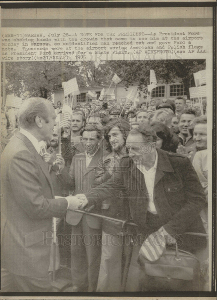 1975 Press Photo Gerald Rudolph Ford American President Warsaw Airport Crowd - Historic Images