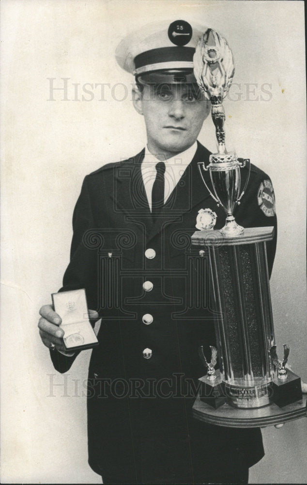 1966 Press Photo Fireman/Walter Budde/Chicago Illinois/Award Of Gallantry - Historic Images