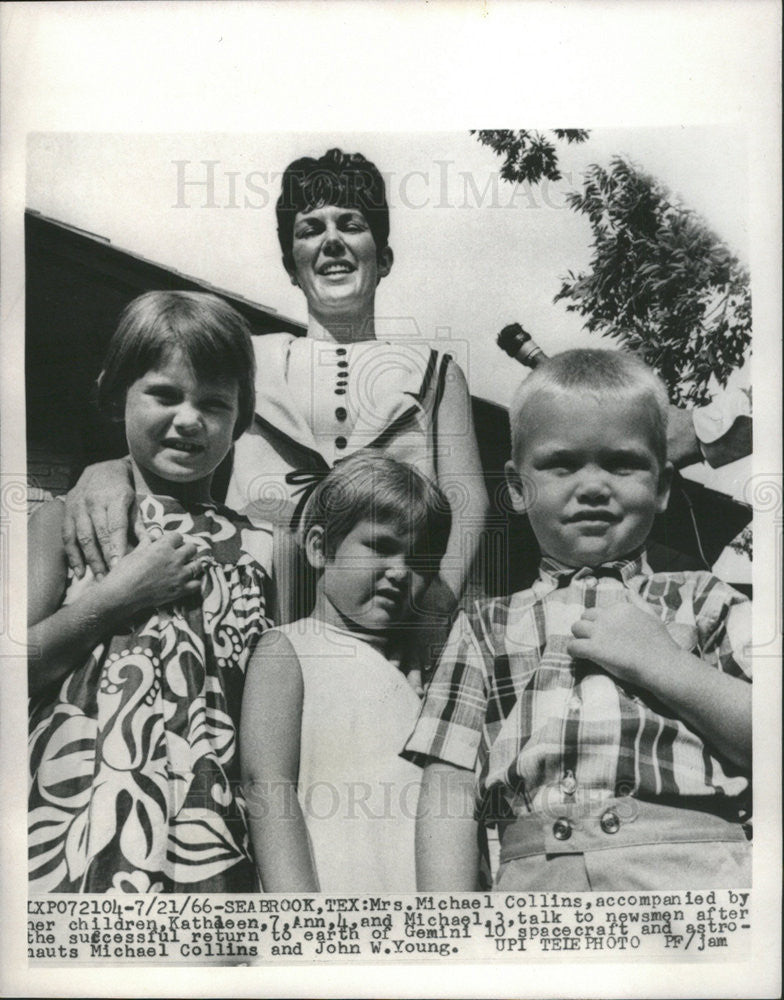 1966 Press Photo Kathleen Michal Collins Michael Ann children John Young Newsmen - Historic Images