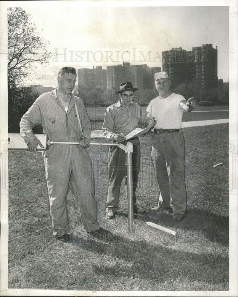 1958 Press Photo Crime Lab Technician Check Foster Ave Lake Area Murder Weapon - Historic Images