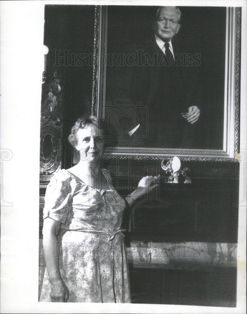 1957 Press Photo Dr Robert Cook Former Professor New Haven Edith Valet  republic - Historic Images