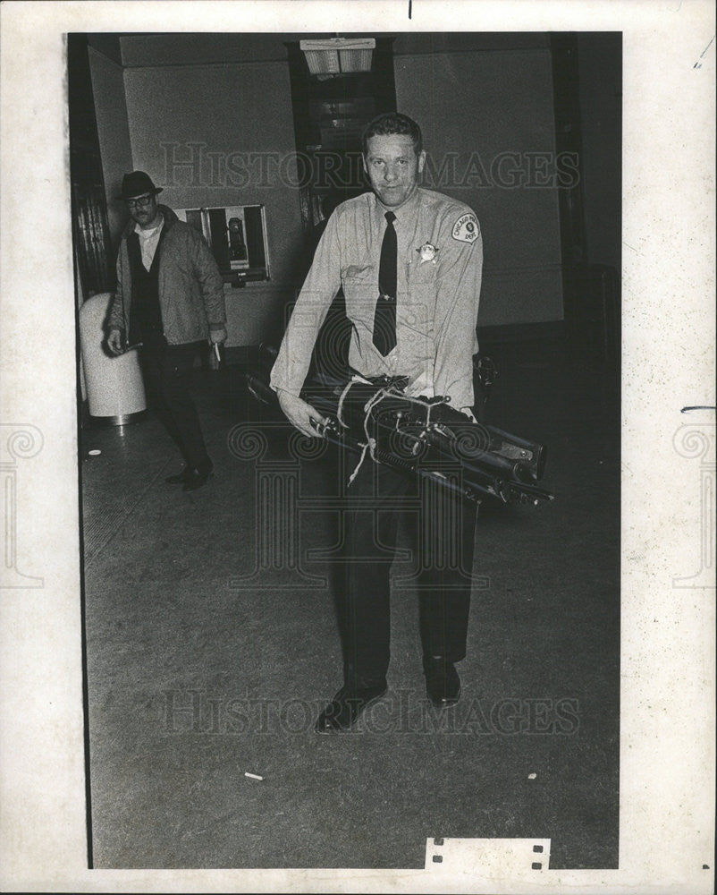 1971 Press Photo Patrolman Richard Deckman Kensington Station apartment police - Historic Images