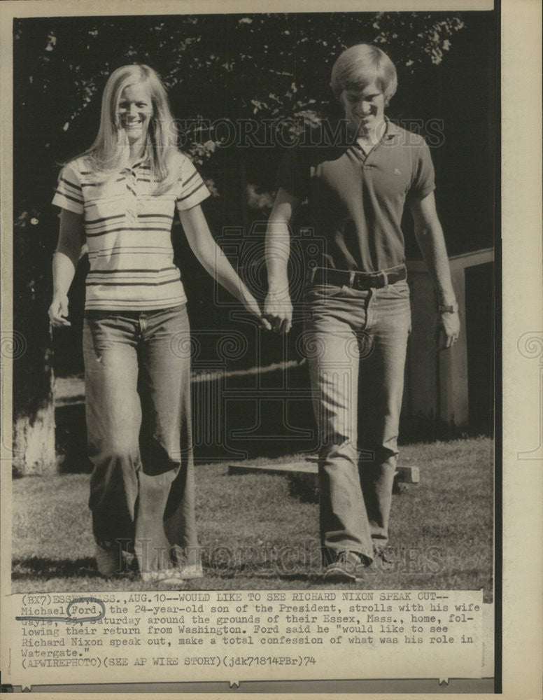 1974 Press Photo Michael Ford son President strolls wife Gayle wife Es -  Historic Images