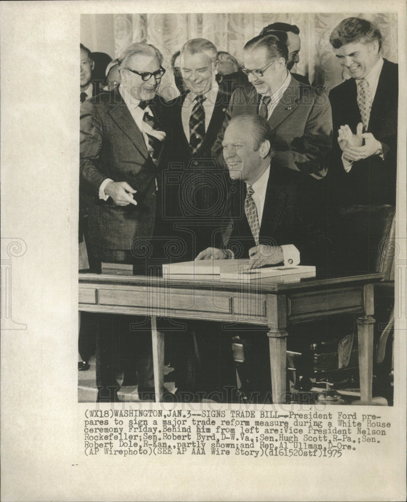 1975 Press Photo President Ford prepare sign major trade reform White House - Historic Images