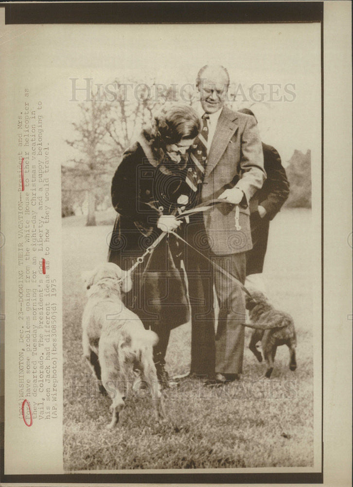 1975 Press Photo Mr Mrs Ford Have Problem Going From WhiteHouse To Helicopter - Historic Images