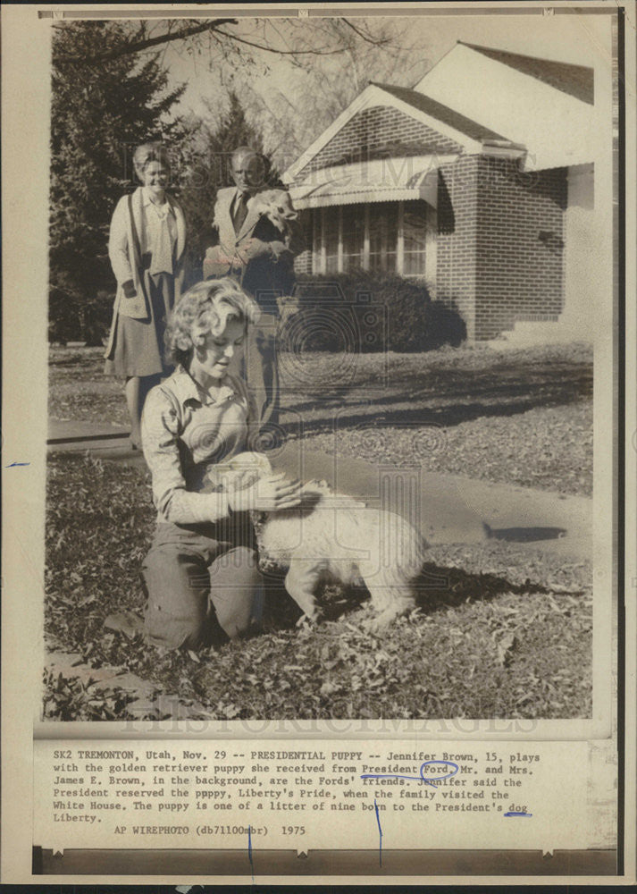 1975 Press Photo Jennifer Brown plays with puppy she received from Pres. Ford - Historic Images