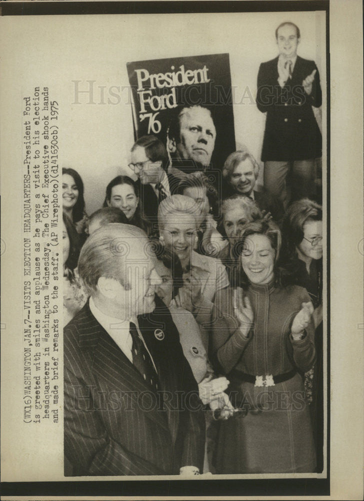 1975 Press Photo President Ford Greet Smile Applause Visit Election Executive - Historic Images