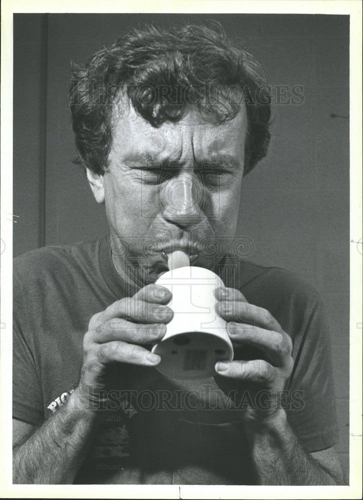 1985 Press Photo Author Blow Spirometer Device Lung Capacity Murphy Writer - Historic Images