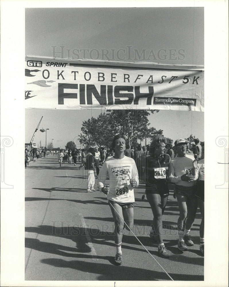 1985 Press Photo Dan Sheridan GTE Sprint Training Scheduled chart Shows runner - Historic Images