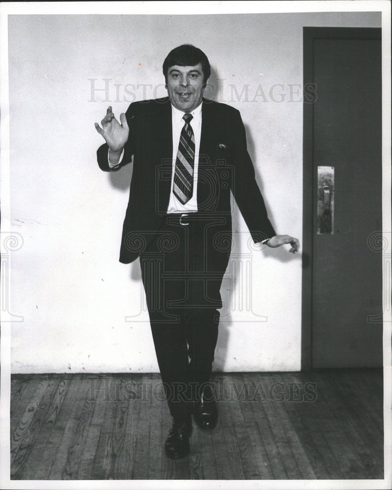 1968 Press Photo Barry Sagal Film Broadway Private TV Guide Black coat Room - Historic Images