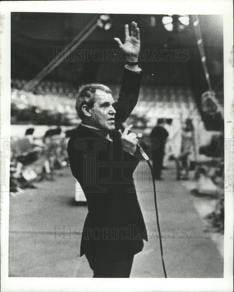 1970 Press Photo Dick Barstow elephant manure maze birthday International Earth - Historic Images