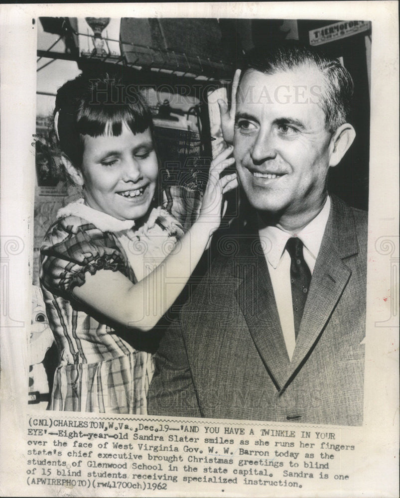 1962 Press Photo Sandra Slater Smiles As Runs Fingers Over Face Of W W Barron - Historic Images