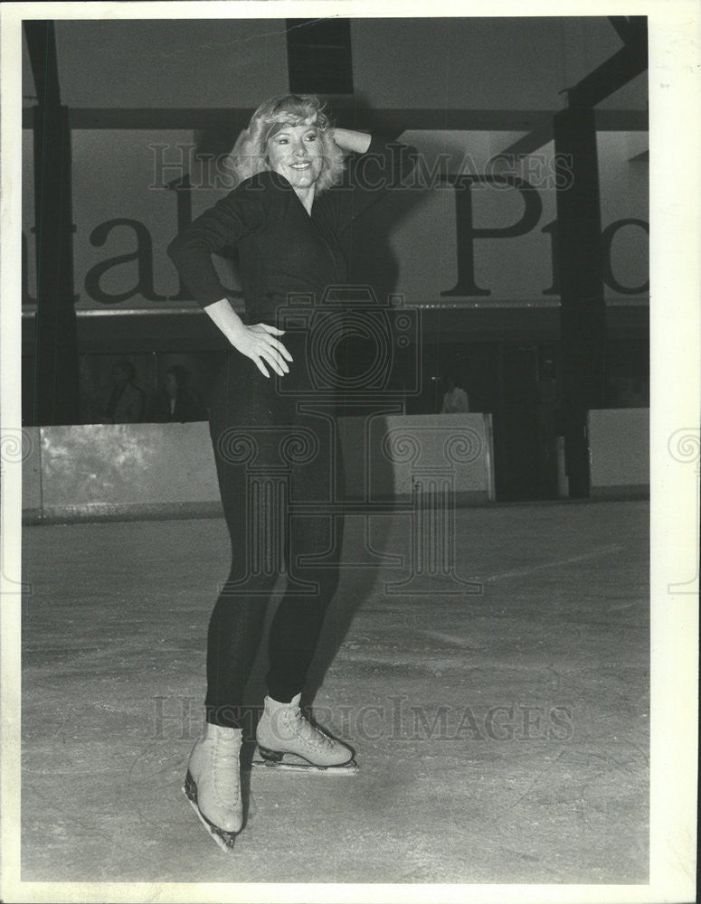 1982 Press Photo Jill Shipstod Thomas locomotive ice Follies figure skater hip - Historic Images