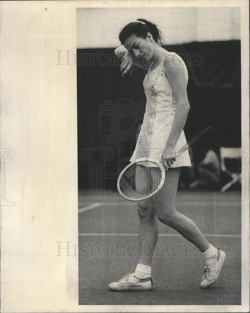 1974 Press Photo Virginia Wade tennis player Rosie Casals Chicago tournament - Historic Images