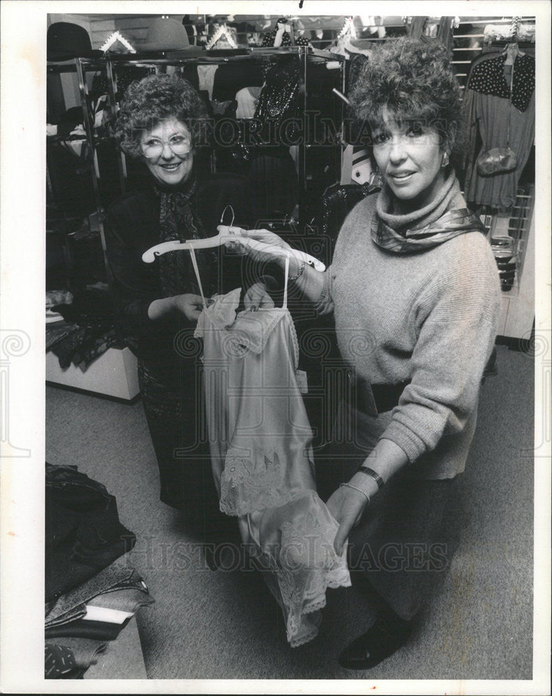 1968 Press Photo Helen Yuratovac Lingerie Designers Northwestern Atrium Center - Historic Images