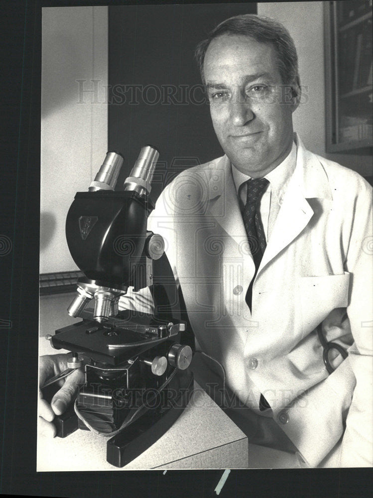 1986 Press Photo Albert Sheffer Helping Allergy Sufferers Fight An Feel Malaise - Historic Images