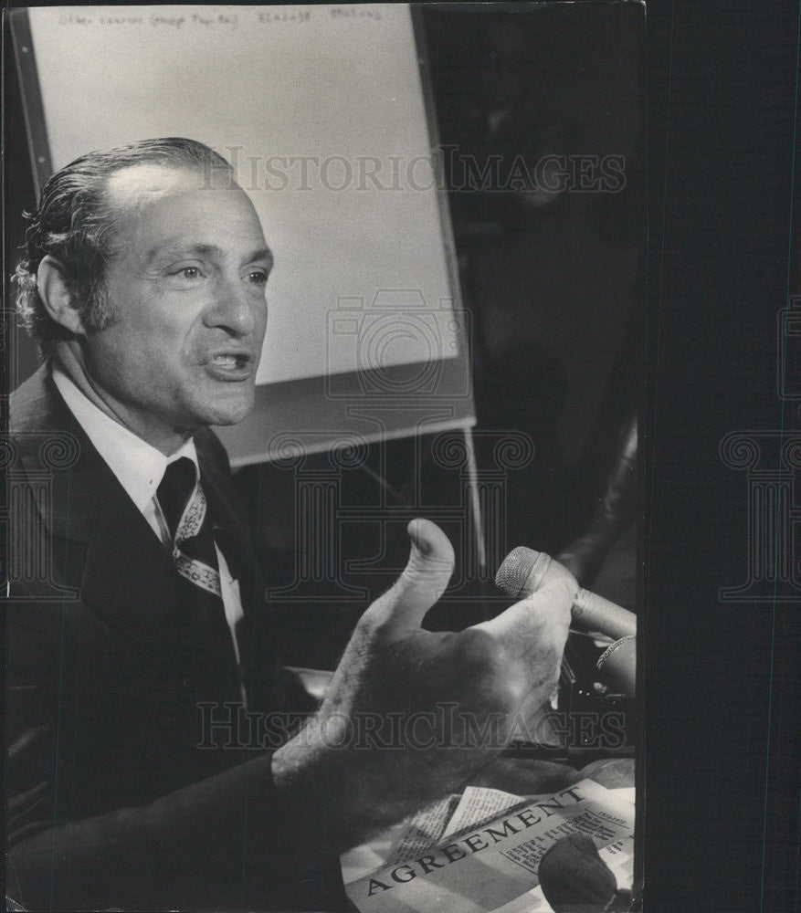 1975 Press Photo Oscar Shabat City College Chancellor teacher strike conference - Historic Images