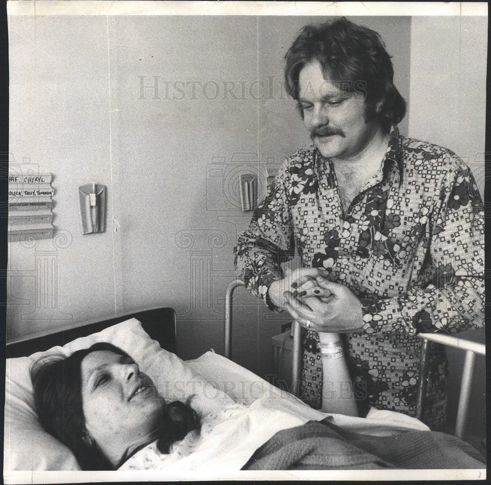 1975 Press Photo Cheryl Shaf Resurrection Hospital Mother Quintuplets Chicago - Historic Images