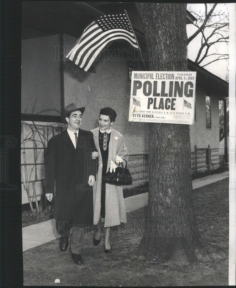 1959 Press Photo Timothy P. Sheehan, Republican Hopeful, Walks With Marilyn - Historic Images