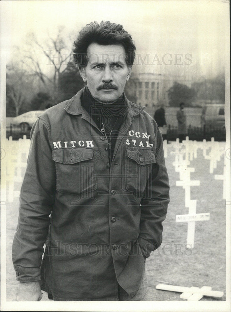 1986 Press Photo Martin Sheen Actor Mitch Snyder Samaritan CBS - Historic Images