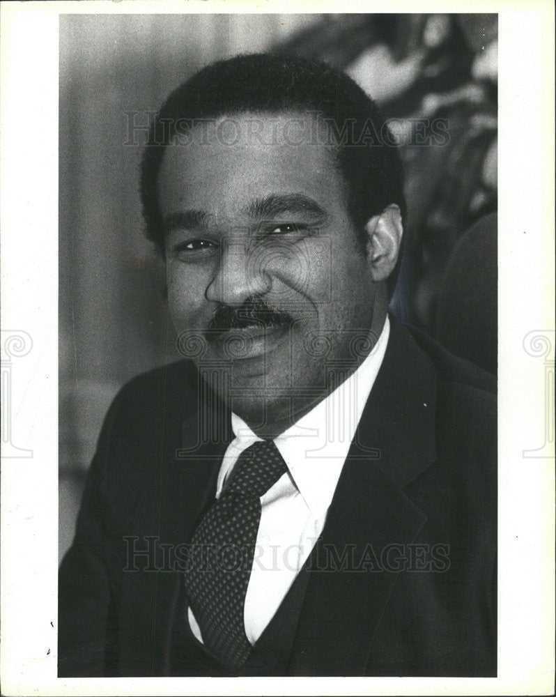 1985 Press Photo Ernest Barefield Mayor Office Black coat Government - Historic Images