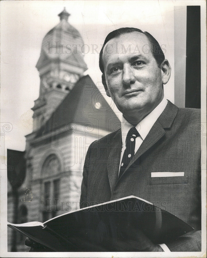 1968 Press Photo William Barr Pose Camera Movement North Ottawa Street Illinois - Historic Images