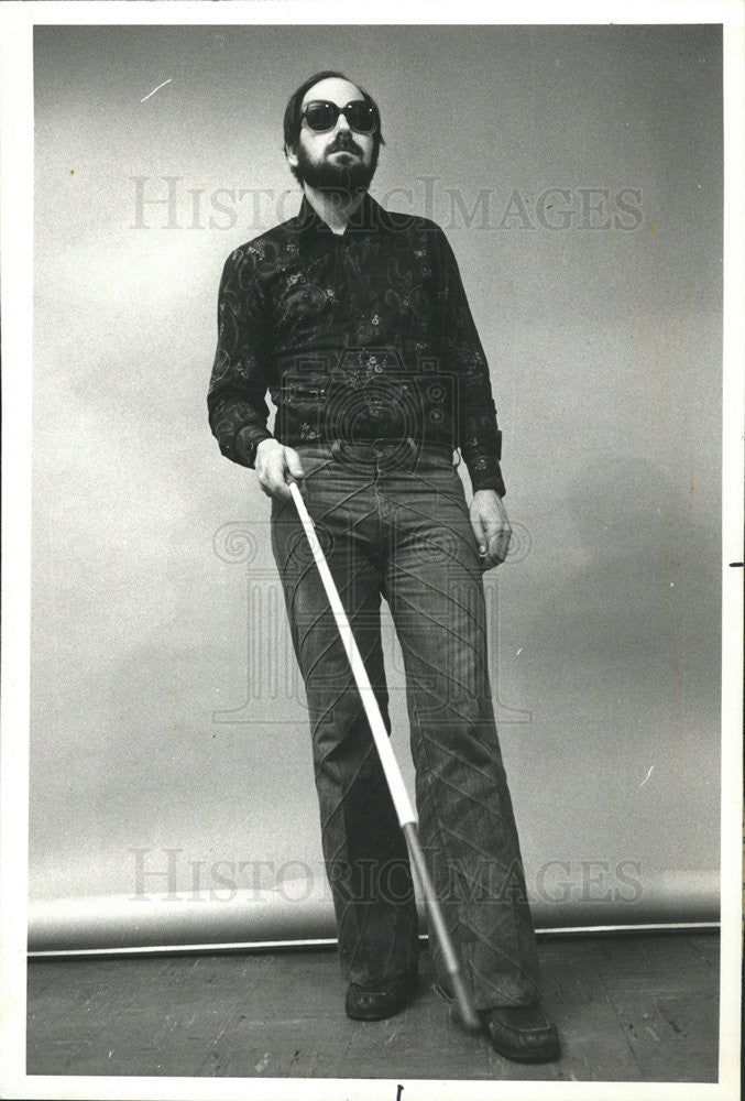 1977 Press Photo Eliot Wald, Reporter, Investigates What It Means To Be Blind - Historic Images