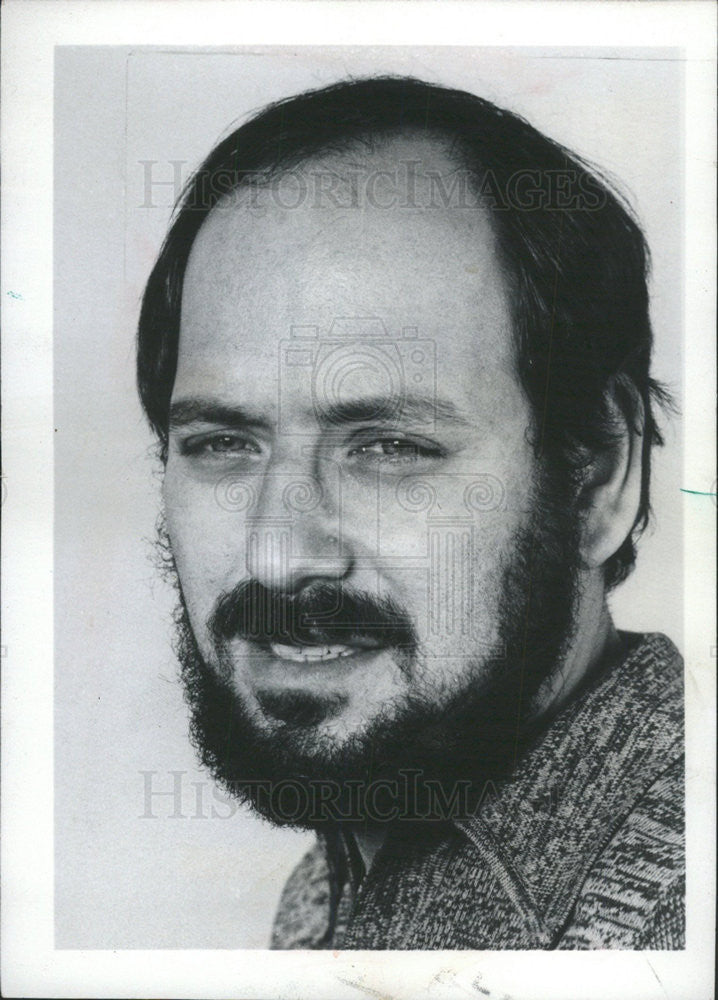1977 Press Photo Eliot Wald television radio columnist Sun Times Daily News Hoge - Historic Images
