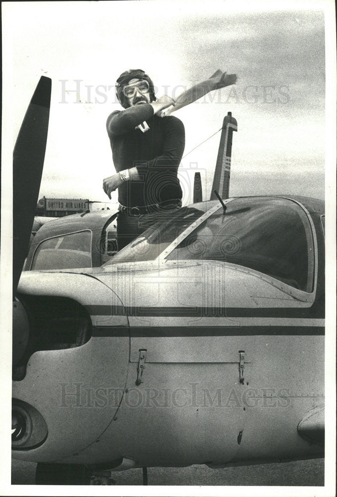 1978 Press Photo Elliot Wald reporter student pilot plane Helmet White Scarf - Historic Images