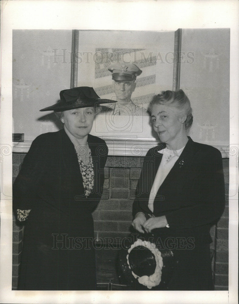 1945 Press Photo Mrs Jonathan Wainwright Stand Beneath Portrait Famous Husband - Historic Images