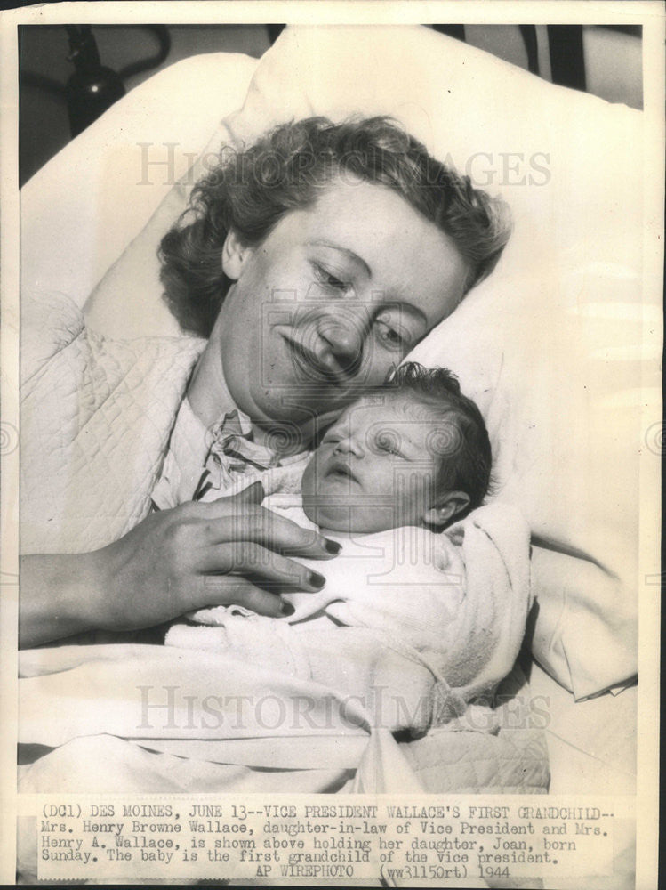 1944 Press Photo Mrs. Henry Browne Wallace With Daughter Joan - Historic Images