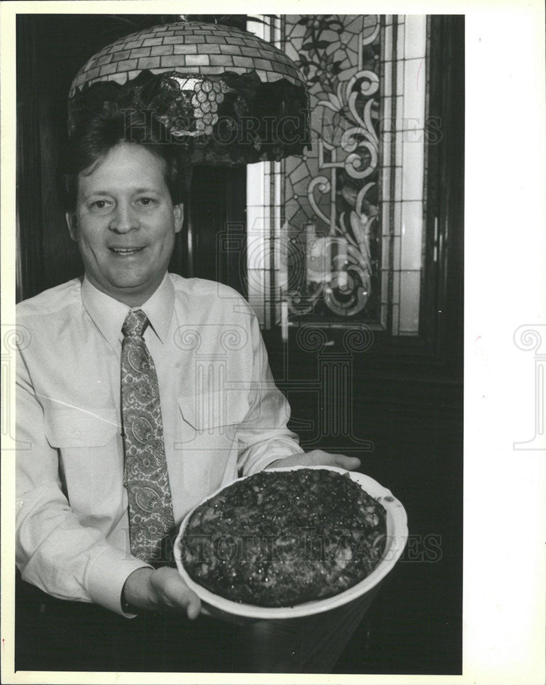 1988 Press Photo Ray Ealker with his Apple Pancake in Walker Bros. Restaurant - Historic Images