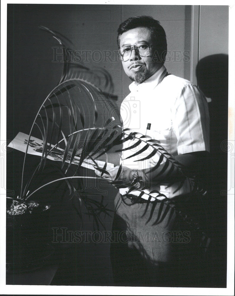 1992 Press Photo Botanist Doel Soejartostudies Plants Used to Make Medicines - Historic Images