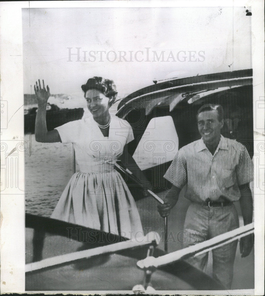 1960 Press Photo Margaret And Antonhy Armstrong Jones Shown On Royal Barge - Historic Images