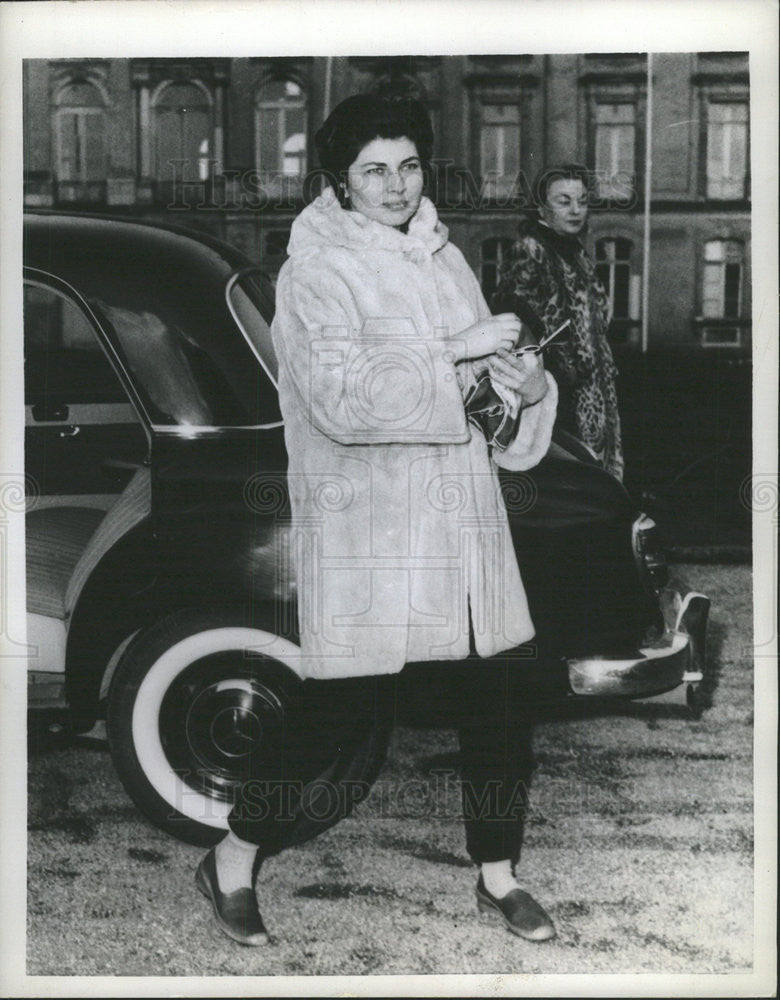 1958 Press Photo Queen Soraya Germany Fashion dress Esfandiari Khalil High Rank - Historic Images