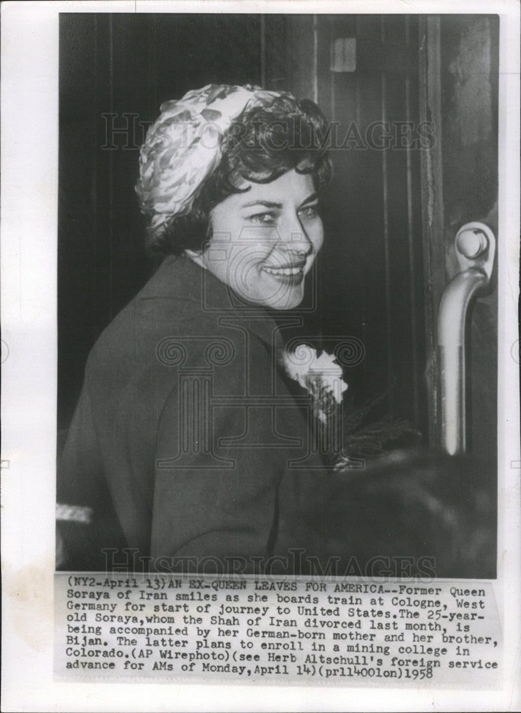 1958 Press Photo Former Queen Sorays board train Cologne Germany journey - Historic Images