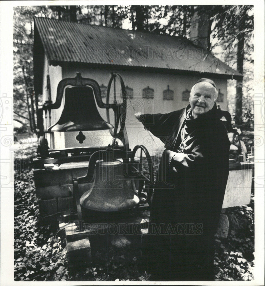 1985 Press Photo Father Joe Ring Bell Sunday Morning Mass Sound Hear Four Mile - Historic Images