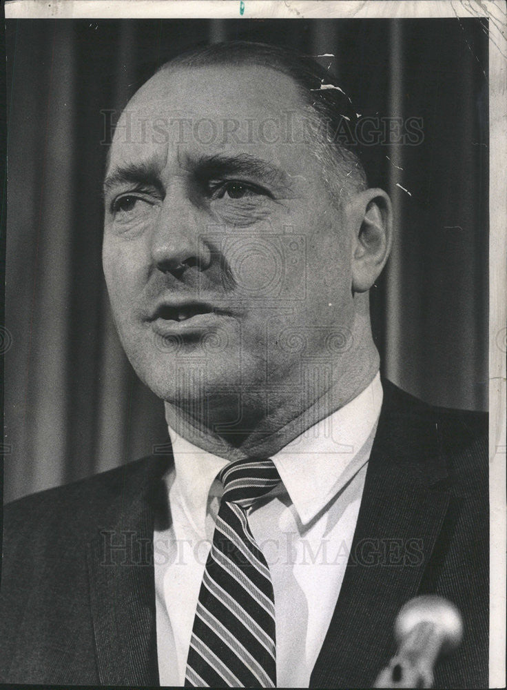 1970 Press Photo Soballe Talking About State Laws And Regualtions In MayorOffice - Historic Images