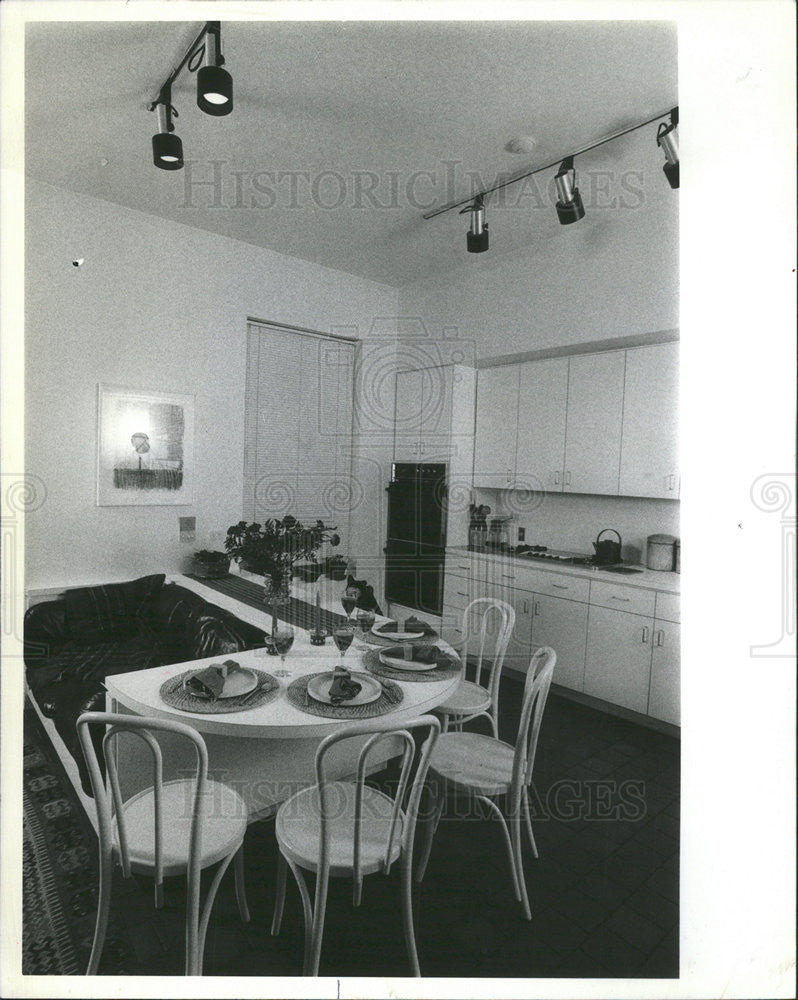 1983 Press Photo Kitchen quarry tile floor Wales dinning table school project - Historic Images