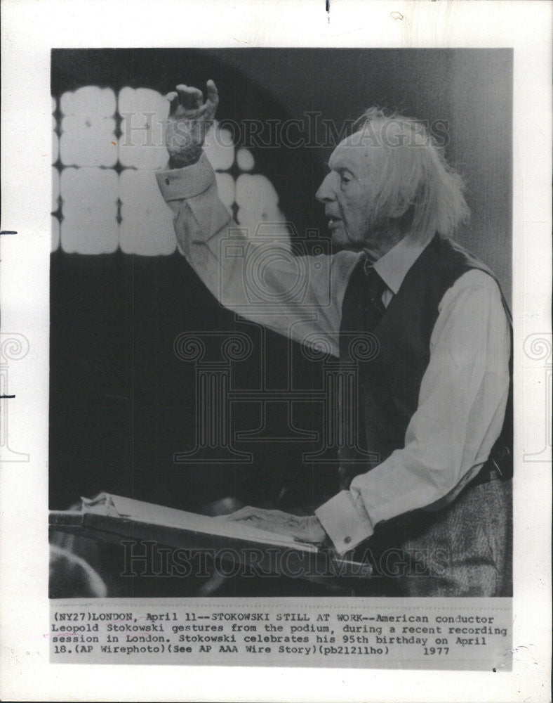 1977 Press Photo American Conductor Leopold Stokowski Recording Session London - Historic Images