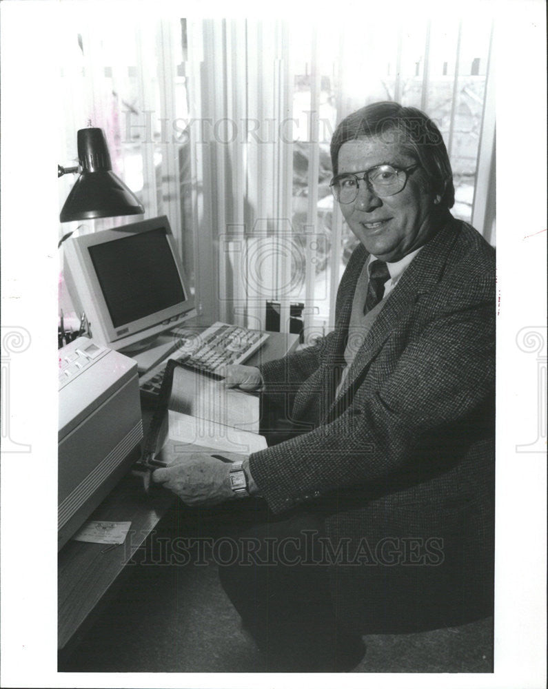 1994 Press Photo Graydon Snyder Former Dean Chicago Theological Seminary - Historic Images