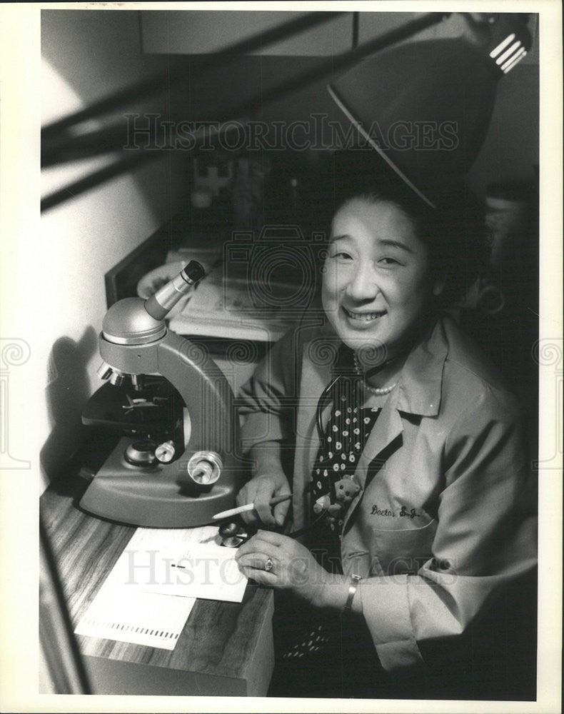 1989 Press Photo Dr Soon Ja Choi works in her office in Warrenville - Historic Images