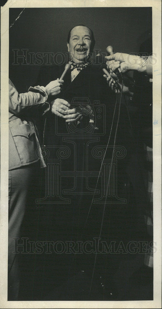 1975 Press Photo W. Clement Stone arrives at O&#39;Hare Airport - Historic Images