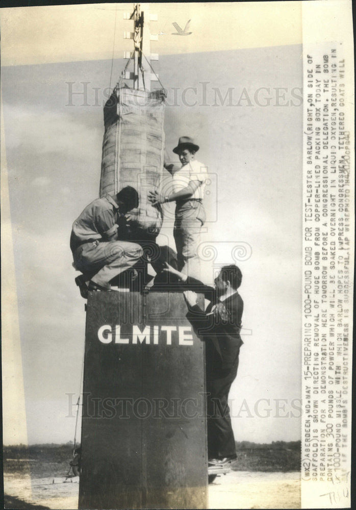 1940 Press Photo Lester Barlow Directing Removal Huge Bomb Copper Pack Box - Historic Images