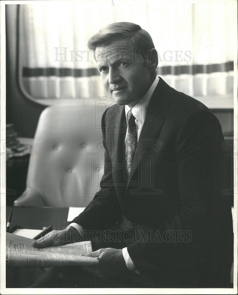 1972 Press Photo Jerome Snyder President West Coast home building Company car - Historic Images