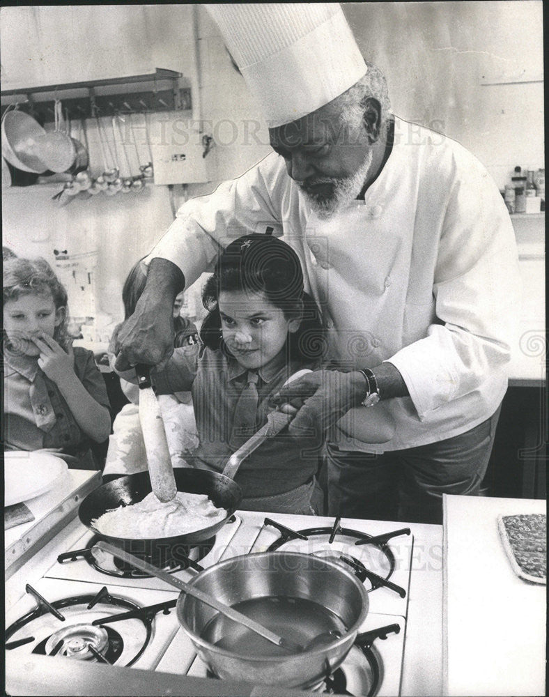 1970 Press Photo Ounce Butter Smoke Hot Cook Omelet Snowden Brownie Karen Edward - Historic Images