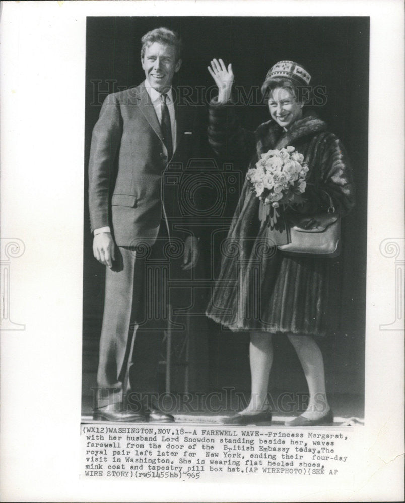1965 Press Photo Princess Margaret Husband Lord Snowdon Stand Wave British Shoe - Historic Images