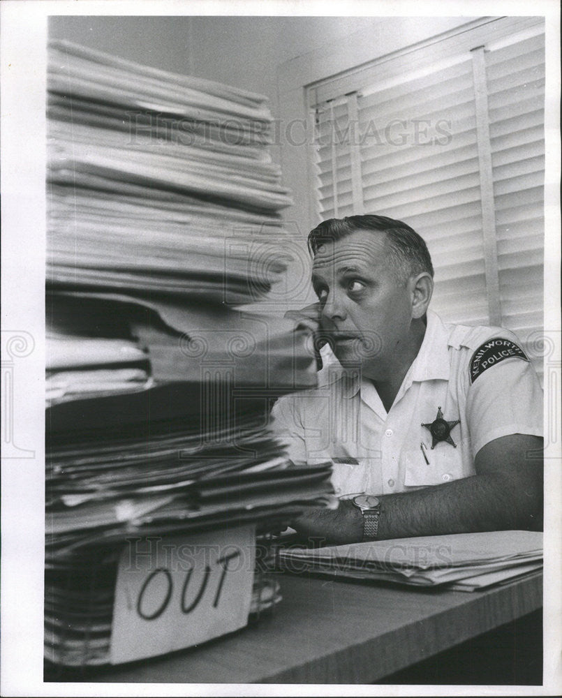 1967 Press Photo Police Cheif Edward Kenilworth Police desk Bob Kotalik Murder - Historic Images