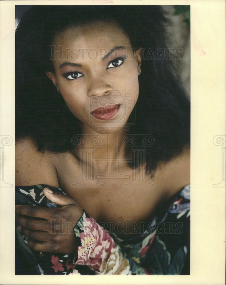 1992 Press Photo Singer Model dancer Black Madonna Cleveland high school Karla - Historic Images